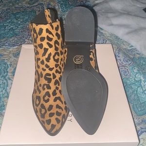 Women ankle bootie sz 6 cheetah print comfortable